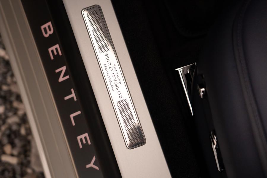Детали интерьера Bentley Flying Spur Blackline 2019 года  (WW) (фото 29 из 40)